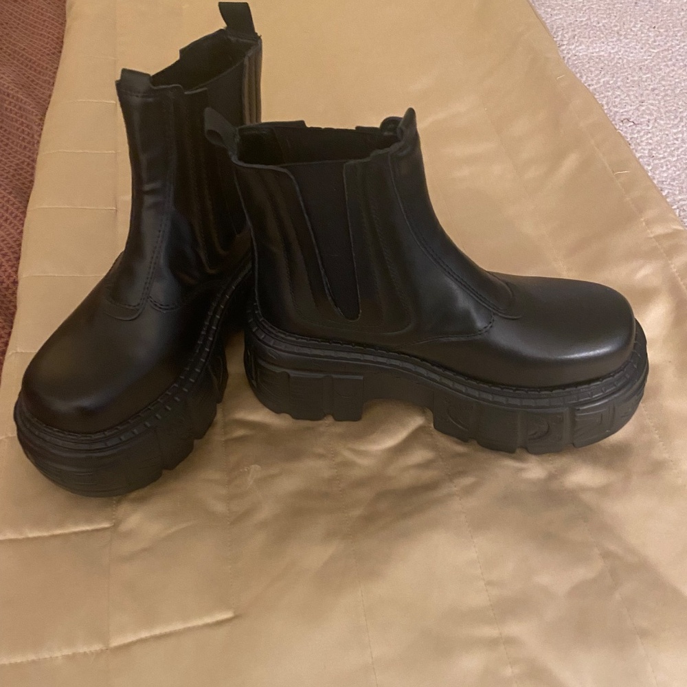 Boots - Picture 6 of 9